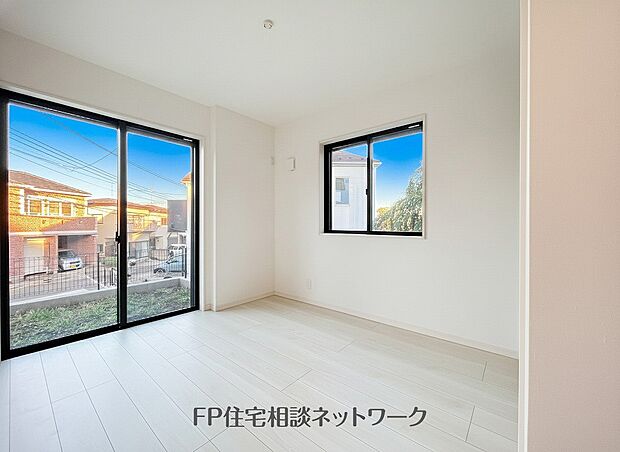 【洋室】2面採光でお部屋の隅々まで明るい印象の居室。おひさまの光を、爽やかな風をたっぷりと取り込めます。居室内はいつも明るい印象ですので、気持ちの良い朝を迎えられそう。