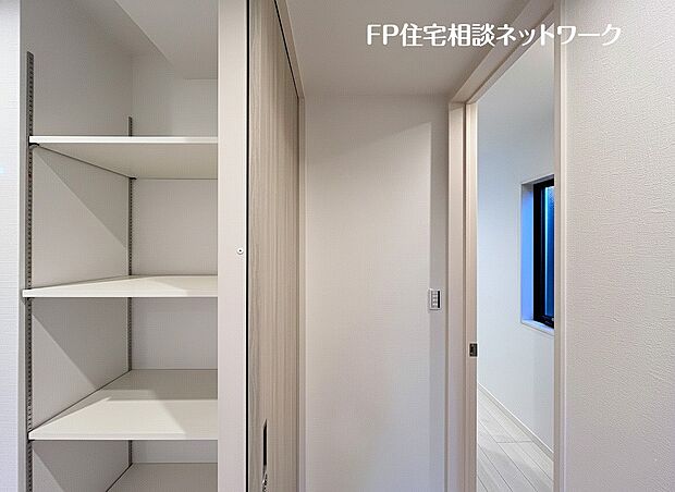 【収納】キッチン横にはパントリースペースを完備。食べ盛りのお子様がいるご家庭や平日共働きで忙しくなかなか何度も買い物に行けないママにとって非常に便利な収納スペースです。