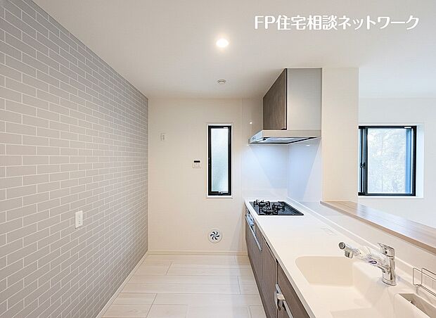 【キッチン】スライド収納付きのシステムキッチン。パスタ鍋や圧力鍋、フライパンなどもおしまい頂け、出し入れもスムーズ。料理器具や調味料など細かな物も取りやすく、お子様と一緒にお料理も楽しめます。