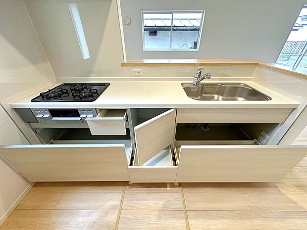 【キッチン】スライド収納付きのシステムキッチン。パスタ鍋や圧力鍋、フライパンなどもおしまい頂け、出し入れもスムーズ。