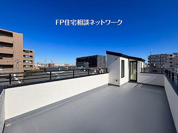 【バルコニー】お洗濯物を干すだけのスペースではもったいない多用途にご利用いただける大型ルーフバルコニーです。天気の良い日にはテーブルとイスを並べて外でお食事なども楽しめ、ご家族憩いの場としてもご利用いただけます。