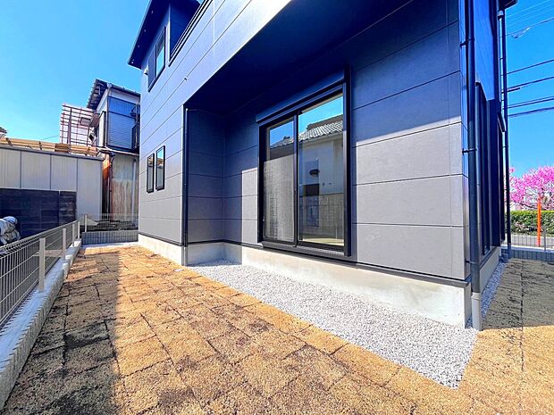 【庭】住まいに陽当りと潤いをもたらす、広いお庭があります。成長する樹木に見守られ、家族の物語が始まります。広いため、どんなお庭にしていくか、お子様のプール遊び、ガーデニングなど、幅広く楽しめます。