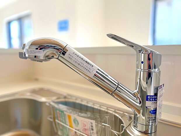 【浄水器一体型水栓】ビルトイン浄水器 キッチンには浄水器を標準装備。最近は水を飲むという場面以外にも料理で使用したり、野菜を洗う場合もキレイな水で洗いたいという人が増えてきています。