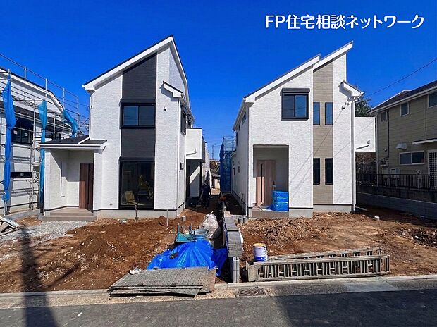 【現地外観写真】第一種低層住居専用地域の良好な住環境が保たれたエリア。低層の一戸建てを中心とした街並みが整然と続き、採光や開放性に恵まれ、空が広く緑の多い閑静な趣を感じる環境です。