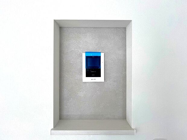 【TVモニター付インターホン】モニター付インターホンが標準仕様です。不安になりがちな防犯面。目で確認できるからあんしんです。