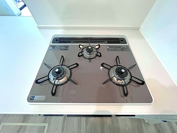 【3口ガスコンロ】慣れている方も多く、火力が目に見えるため、使いやすいという方も多い、3口のガスコンロ仕様です。