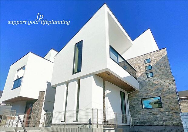 【外観】【プラン例　建物価格2400万円　建物面積100m2】縦横に配し、シンプルながらも美しい立体感、アクセントの石の陰影が映し出す、豊かな個性。