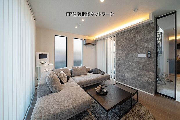 【内観】【プラン例　建物価格2300万円　建物面積100m2】縦の窓と間接照明が空間に奥行きと広がりをもたらすリビング。中庭とのつながりも感じられる設計です。
