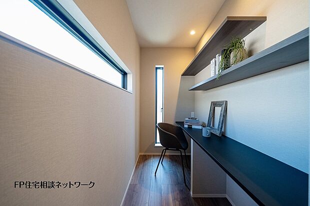 【内観】【プラン例　建物価格2300万円　建物面積100m2】カウンターと棚を備えた書斎スペース。在宅ワークや読書、趣味の時間など多目的に活用しやすい空間です。