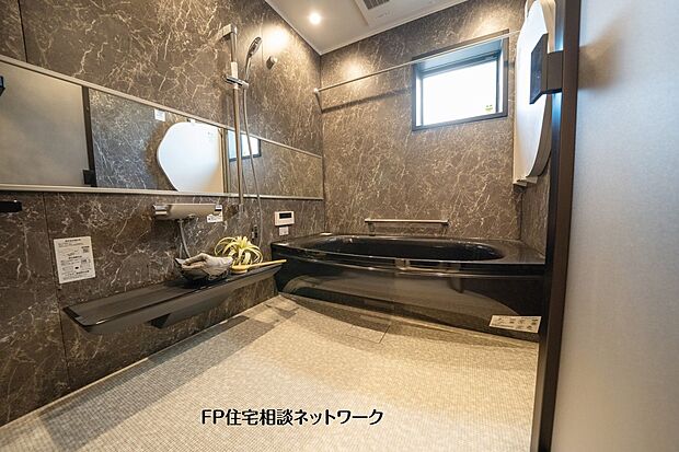 【内観】【プラン例 建物価格2300万円 建物面積100m2】重厚感のある壁面デザインで統一した浴室。落ち着いた色調でまとめ、毎日のバスタイムをゆっくり楽しめる空間です。