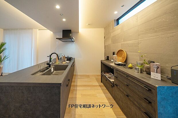 【収納】【プラン例　建物価格2300万円　建物面積100m】乾燥機能付き食洗器完備のフルフラットの対面キッチンを採用。空間全体をすっきり見せる美しいデザインも魅力です。