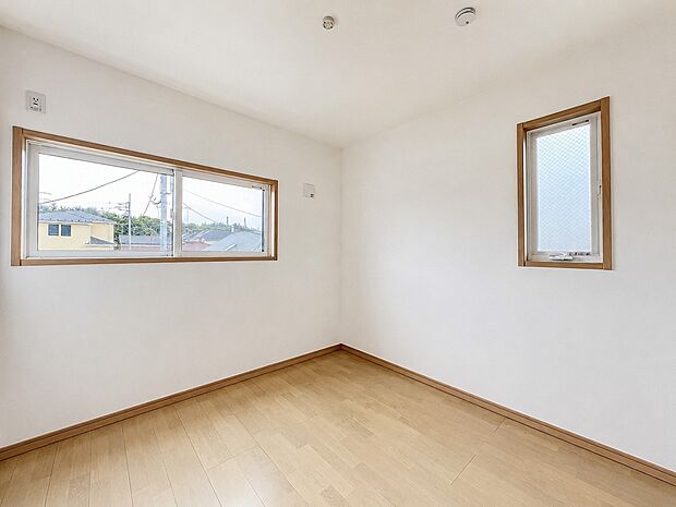 【洋室】2面採光でお部屋の隅々まで明るい印象の居室。おひさまの光を、爽やかな風をたっぷりと取り込めます。居室内はいつも明るい印象ですので、気持ちの良い朝を迎えられそう。