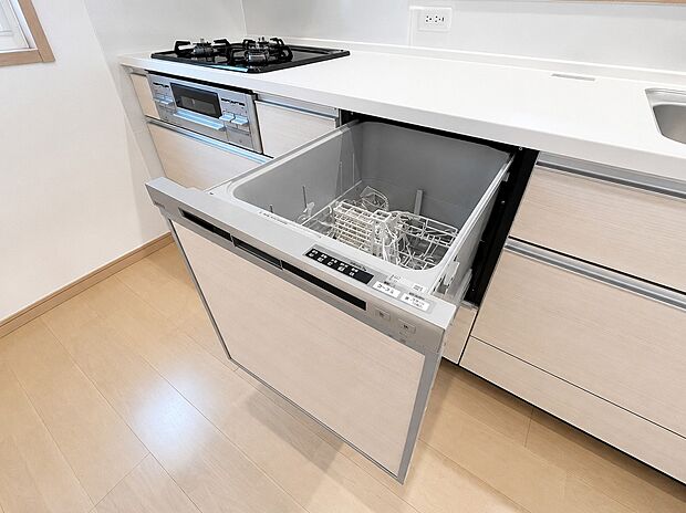 【食器洗浄乾燥機】同仕様設備：利用者が増えているのはメリットが多いから。時間の節約、手が荒れない、水道代の節約、高温度で洗うので油汚れもしっかり落とせる。まさに理想家電。