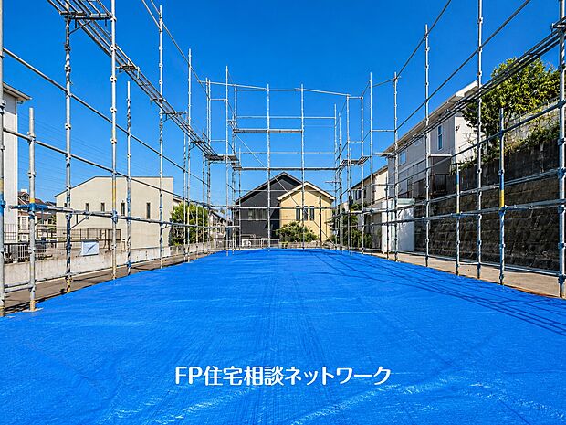 【現地外観写真】毎日のお散歩も快適な緑に恵まれた閑静な住宅地は、伸び伸びスローライフを叶えてくれます。自然豊富な季節の移ろいを身近に感じられる環境で子育てすれば、お子様もきっと素直に成長してくれるはずです!