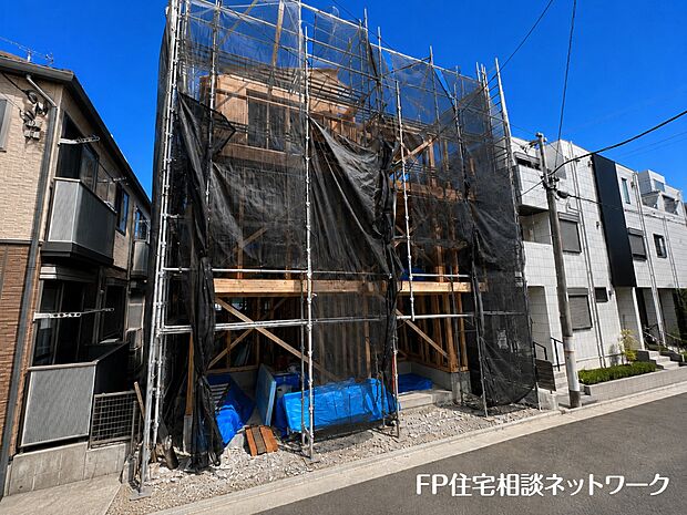 【現地外観写真】四季を通じて自然と触れ合えるスポットが周辺には盛りだくさん!お散歩やジョギング、週末のご家族での遊びに最適です。目の前に広がる開放感とゆとり、暮らしの夢を育む理想の住まいがここにはあります。