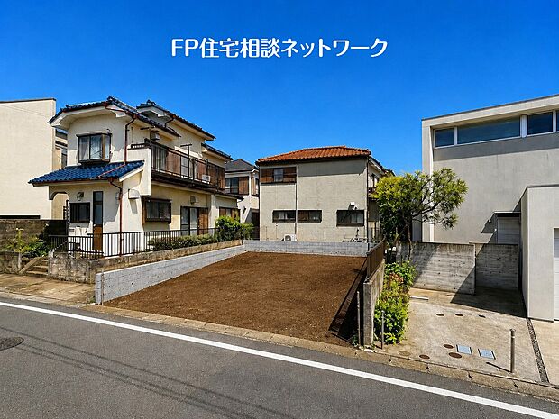 【前面道路含む現地写真】落ち着きある住宅街、一種低層住居専用地域内に位置しています。周囲には高い建物がなく、空が広く開放感があり、陽当りを大きく遮られることもありません。