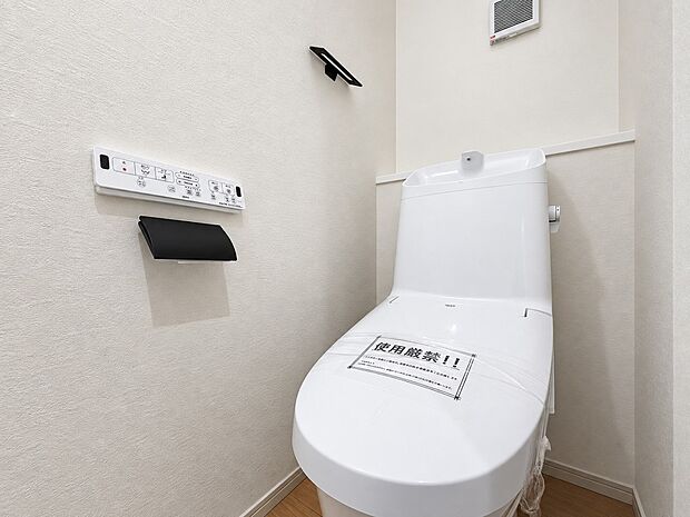 【トイレ】洗浄機能付き便座を標準装備。冬の寒い時期には暖房機能も活躍。快適にご利用いただけます。また、タンク奥のスペースを利用してちょっとした収納を造作することも可能。