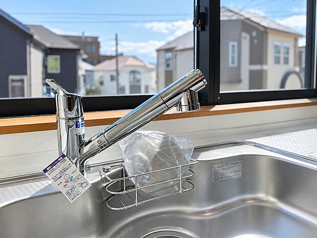 【浄水器一体型水栓】浄水と水道水を切り替えて使用できるスッキリとしたデザインの浄水器一体型水栓。ヘッドを引き出して使えるのでお料理はもちろんシンクの掃除が容易です。