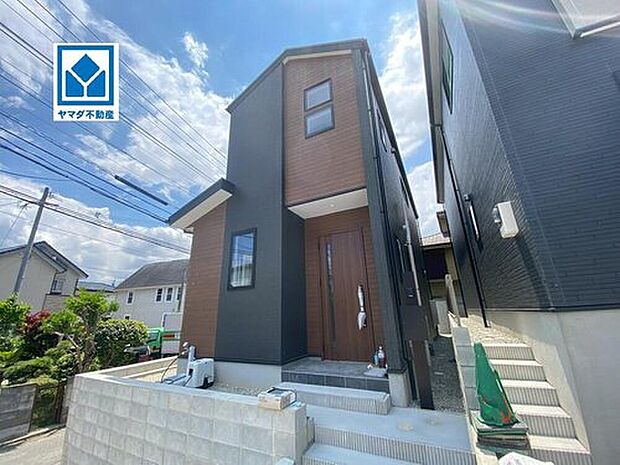 4号棟。
角地☆4LDK^^LDK16帖♪和室あり♪
リビング階段で生活動線がスムーズ♪
南東面バルコニーで日当たり良好^^