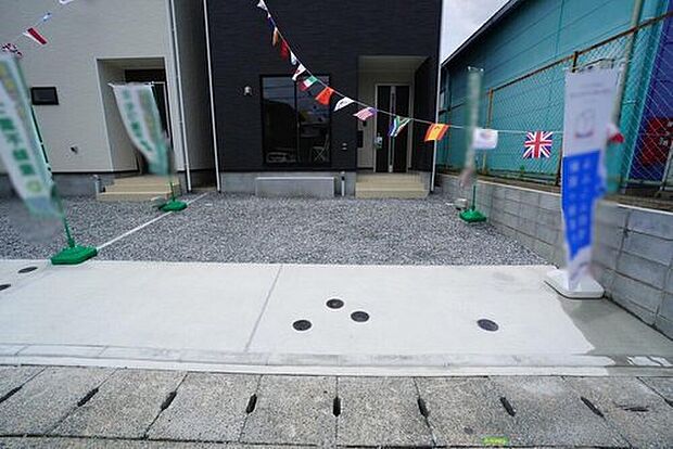 1号棟。
駐車スペースはゆとりある2台分を確保。マイカー用に、お客さま用に、余裕を持ってご利用いただけます。