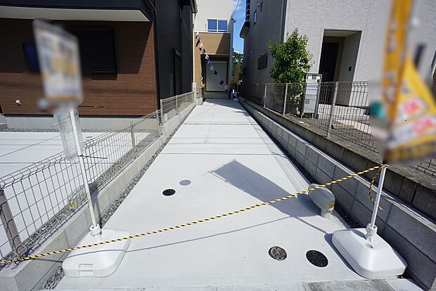 2号棟。
駐車スペース2台分^^
マイカー用に、お客さま用に、余裕を持ってご利用いただけます!