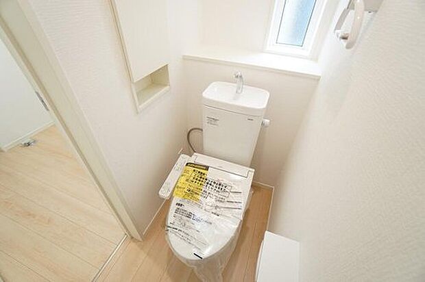 【4号棟】温水洗浄機付トイレです。節水機能もあるので、安心して使えますね。もちろん、1階2階の2ヶ所にトイレがあるので、忙しい朝にもゆとりができますね。