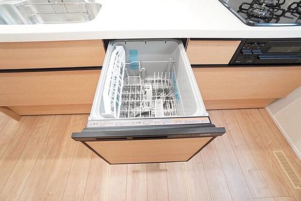 【1号棟】炊事時間を大幅に短縮できる食器洗浄乾燥機付き＾＾食器を洗う手間が減るので家族とのコミュニケーションの時間や自分の時間が増えますね。