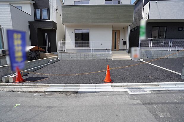 【1号棟】3台まで並列駐車できるので、急な来客時やお子様が成人して車を所有するようになっても安心です。
