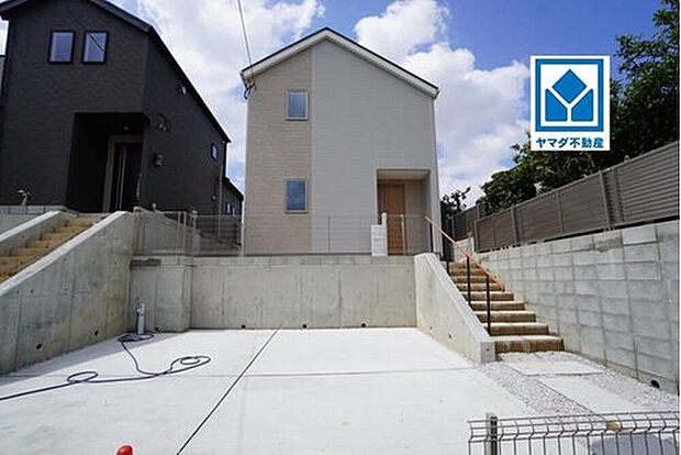【現地外観写真】2号棟。
南東向き☆3LDK!駐車スペース2台分!
LDKは広々20帖^^
開放感のあるリビング階段を採用♪
2階ホールには吊り下げ物干し完備!
南東面バルコニーで陽当たり良好♪