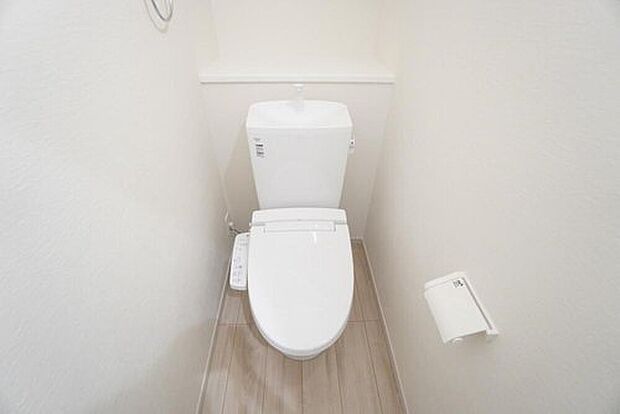 【トイレ】2号棟。
清潔感のあるトイレ^^
1階2階の2ヶ所にトイレがありますので、忙しい朝にも家族に気を使わず、ゆとりが生まれますね^^