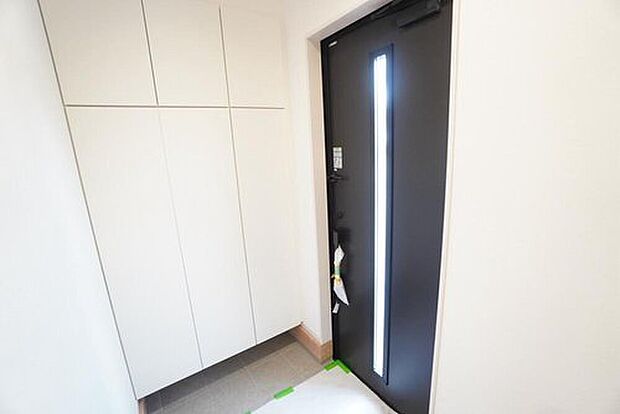 【玄関】1号棟。
採光も考えられた明るい玄関です。たっぷり収納できるシューズボックス付きなので、家族全員の靴がきれいに整頓できます。