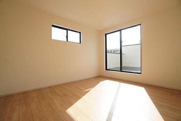 【洋室】1号棟。
主寝室としてお使いいただけそうなこちらのお部屋は、日当たりが良く、爽やかな風を感じて起きる朝は、快適生活の始まりに。