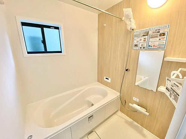 【浴室】2号棟。
１日の疲れを癒すくつろぎのバスルーム。足を伸ばしてもゆったりと入れるサイズです。お子様と一緒にお風呂に入っても狭くないですね＾＾