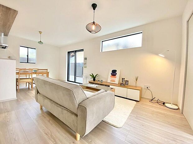 【リビング】2号棟。
将来にわたって住みやすくプランニングを重ねて設計された間取で日々の生活をしやすい動線を考えた居住空間を創り上げております＾