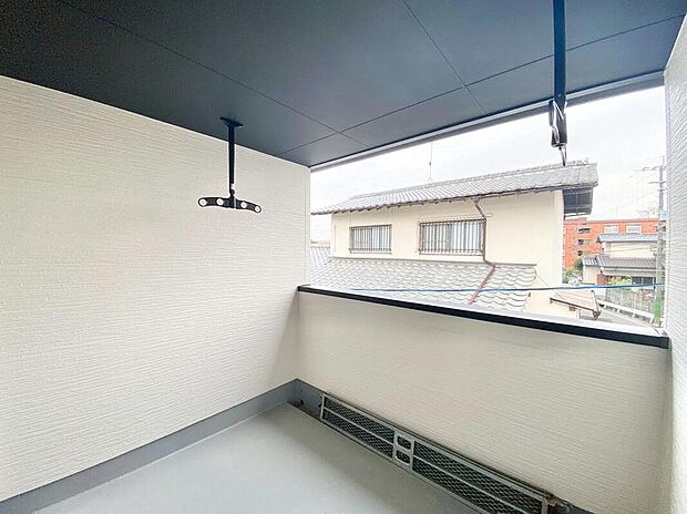 【バルコニー】2号棟。
幅広のインナーバルコニーは多少の雨でも洗濯物を守ってくれ、家事を助けてくれること間違いなし。眩しすぎる日差しも和らげます。