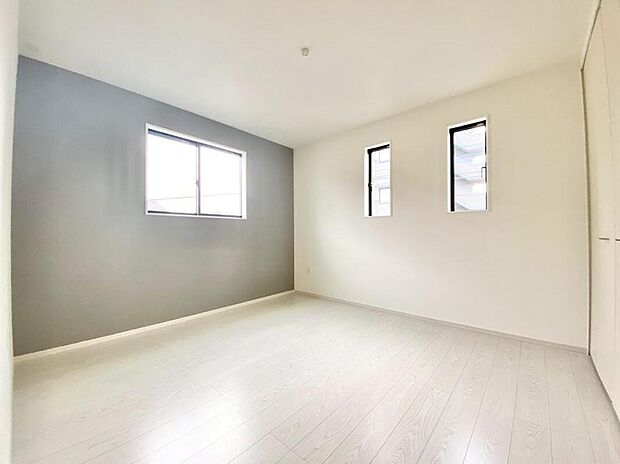 【洋室】2号棟。
7.1帖。主寝室としてお使いいただけそうなこちらのお部屋は、日当たりが良く、爽やかな風を感じて起きる朝は、快適生活の始まりに。