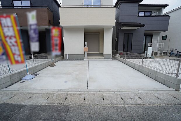 【駐車場】2号棟。
2台まで並列駐車できるので、急な来客時やお子様が成人して車を所有するようになっても安心です◎