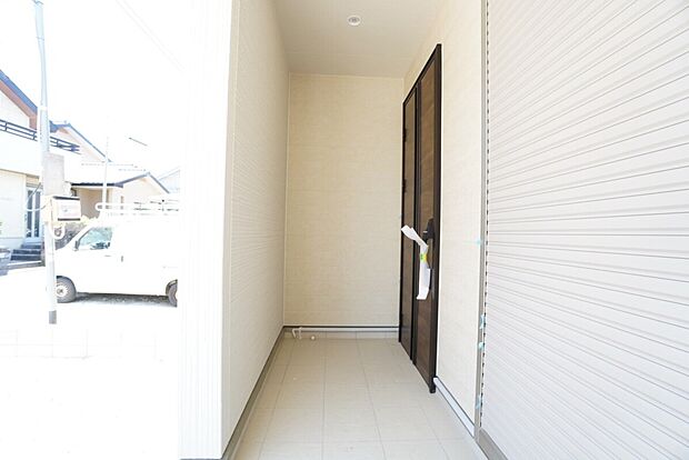 【玄関】家の顔となる玄関扉がかっこいいと、たくさんの人を招き入れたくなりますね^^奥まって設置されており、雨にも濡れにくくなっています