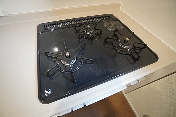 【3口コンロ】複数の調理を一度に行うことができる3口コンロ。効率よくお料理が出来ます。毎日のお料理も楽しくなりますね^^