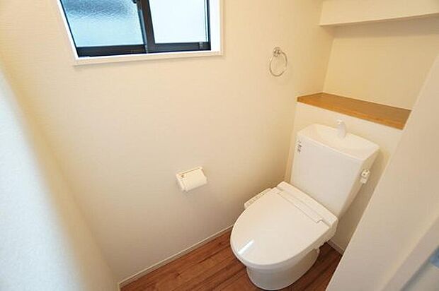 【トイレ】2号棟。
温水洗浄機付トイレです。節水機能もあるので、安心して使えますね。もちろん、1階2階の2ヶ所にトイレがあるので、忙しい朝にもゆとりができますね。