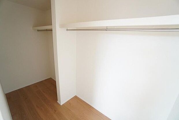 【収納】1号棟。
洋室にはハンガーパイプ付きのウォークインクローゼットが設けられています。たっぷり収納できるので衣替えの心配もいりませんね^^