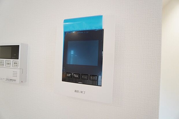 【テレビモニター付きインターフォン】1号棟。防犯性、セキュリティ対策に安心できるテレビモニター付きインターフォンです。セールスマン対策にもなり安心できます。