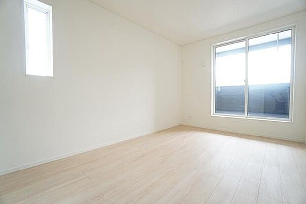 【洋室】1号棟。
主寝室としてお使いいただけそうなこちらのお部屋は、日当たりが良く、爽やかな風を感じて起きる朝は、快適生活の始まりに