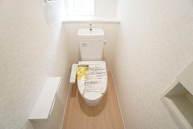 【トイレ】1号棟。
1階2階の2ヶ所にトイレがありますので、忙しい朝にも家族に気を使わず、ゆとりが生まれますね^^
小窓付きで換気する時に便利です^^