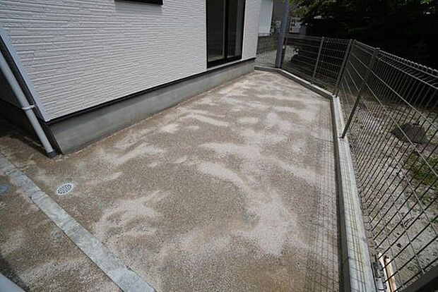 【庭】2号棟。
お庭付き^^
家庭菜園やガーデニングはもちろん、お子さまの外遊びの場としても^^
イスやテーブルを置いて、くつろぎのアウトドア空間としても楽しめます♪