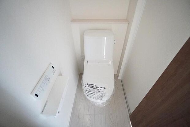 【トイレ】1号棟。
清潔感のある使い勝手の良いトイレで、毎日気持ちよくお使いいただけます。温水洗浄便座付きで、季節を問わず快適にご利用いただけます^^