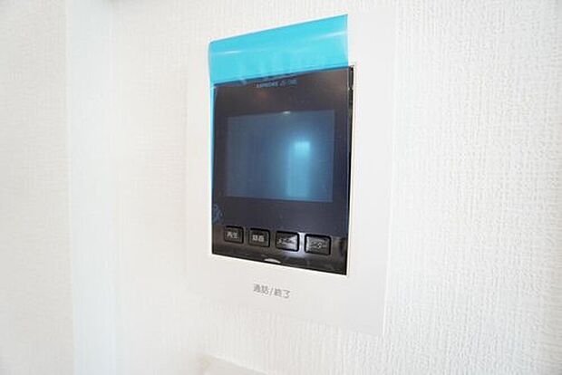 【防犯設備】訪問者を画像と音声で確認できる、防犯性に優れた安心のシステム。スッキリとしたデザインで、誰でも簡単に操作していただけます。