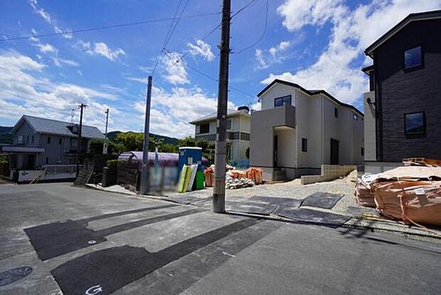 【前面道路】前面道路は東側約6mの公道に面しています^^
前面道路が広いので大きめのお車でもラクラク駐車できますね。