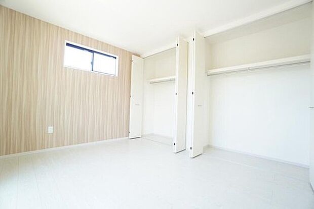 【洋室】2号棟。
住む人のこだわりを活かす洋室。日当たりがよく、寝室としての利用もおすすめ。広めのクローゼットには荷物をすっきり片付けられ、ゆとりのある暮らしが出来ます^^