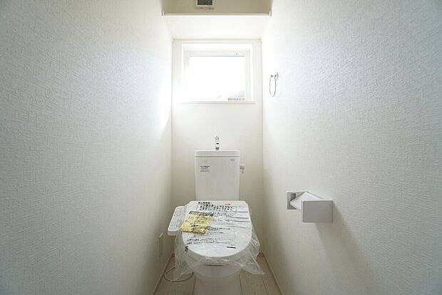 【トイレ】5号棟。温水洗浄機付トイレです。節水機能もあるので、安心して使えますね。もちろん、1階2階の2ヶ所にトイレがあるので、忙しい朝にもゆとりができますね。